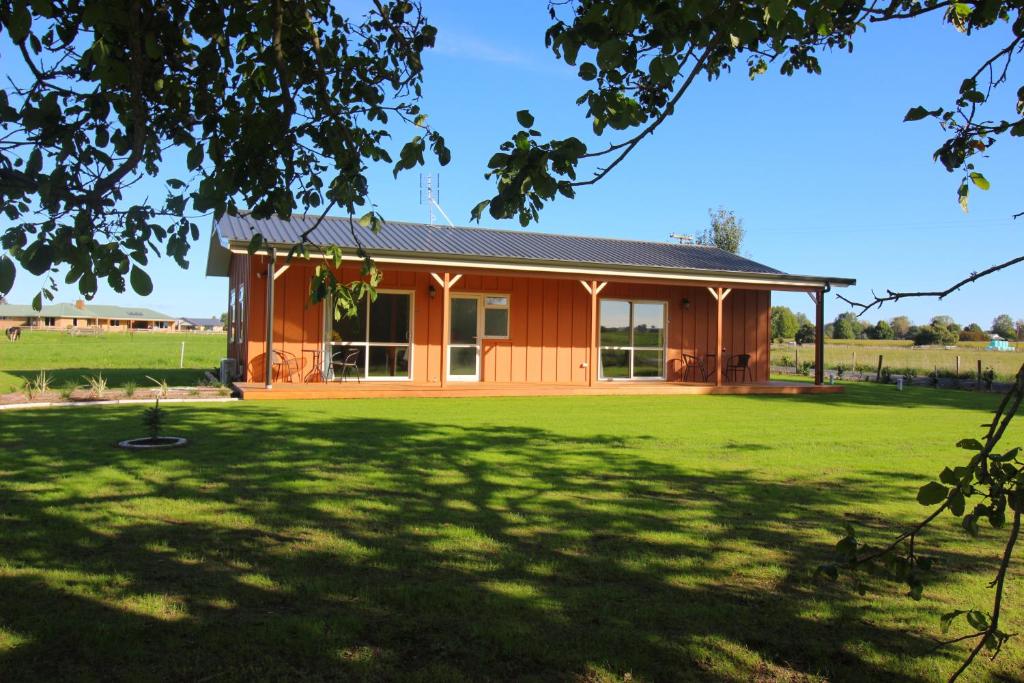 ein Haus mit einem großen Garten davor in der Unterkunft Walnut Lodge B&B in Matamata