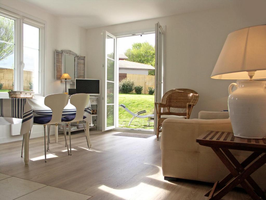 sala de estar con mesa y sofá en Ihi-Toki en Saint-Pée-sur-Nivelle