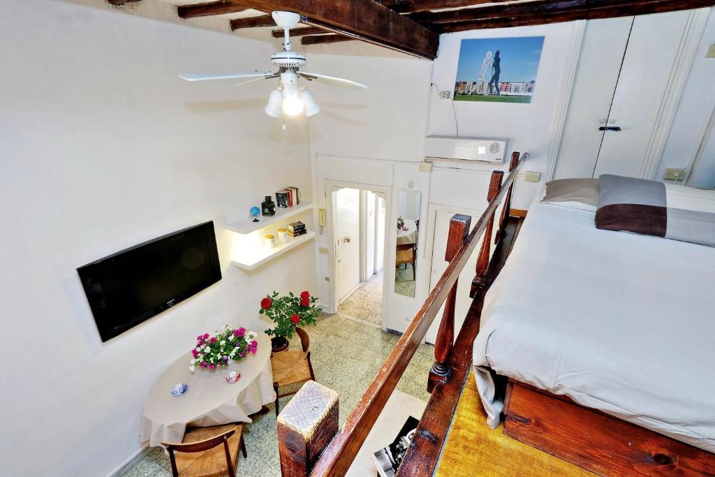 A bed or beds in a room at Pretty Flat Trastevere