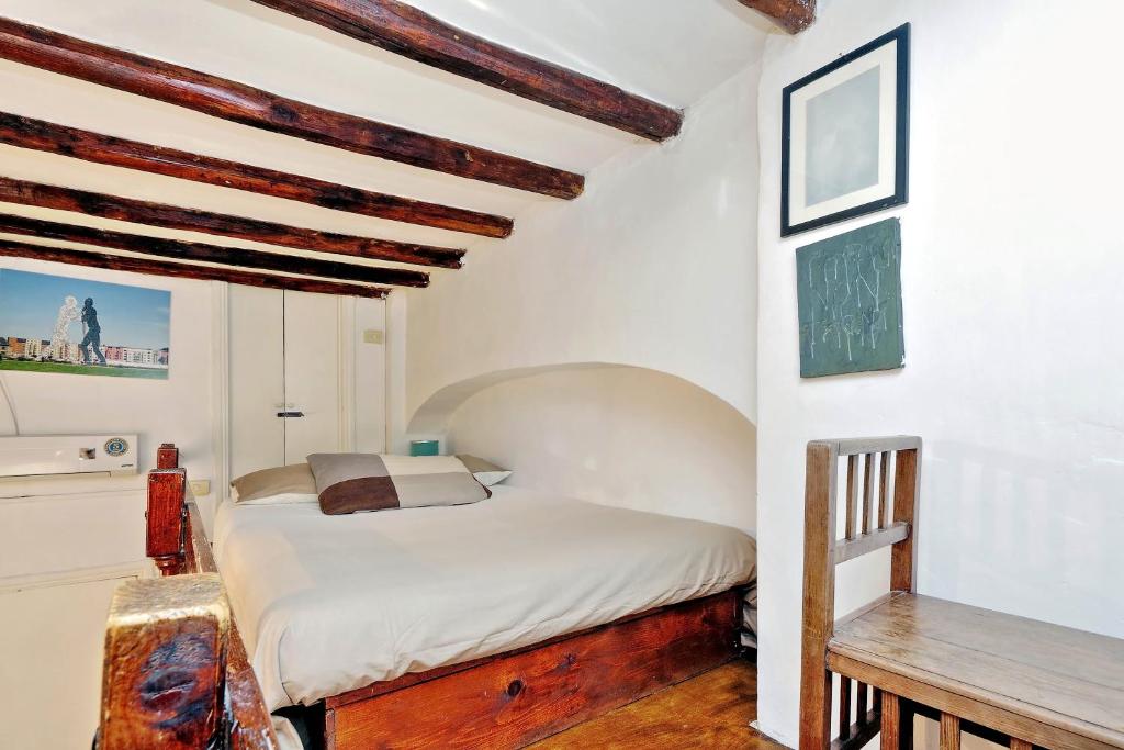 A bed or beds in a room at Pretty Flat Trastevere