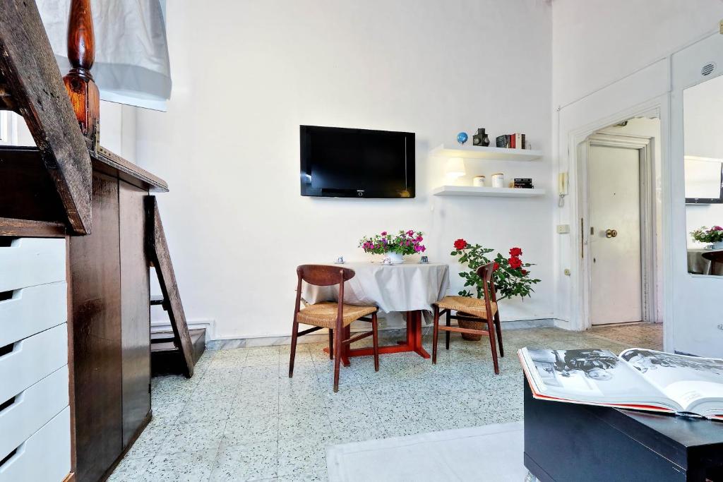 A kitchen or kitchenette at Pretty Flat Trastevere