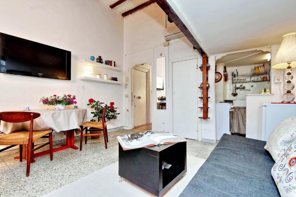 A kitchen or kitchenette at Pretty Flat Trastevere