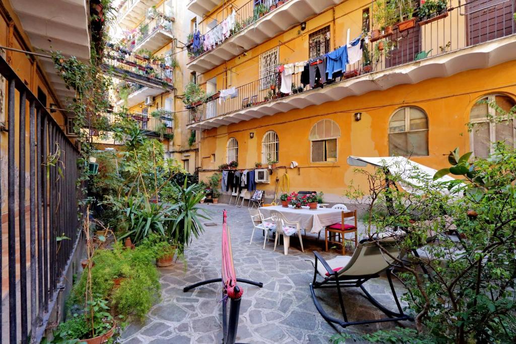 una bicicleta estacionada en el patio de un edificio en Pretty Flat Trastevere en Roma