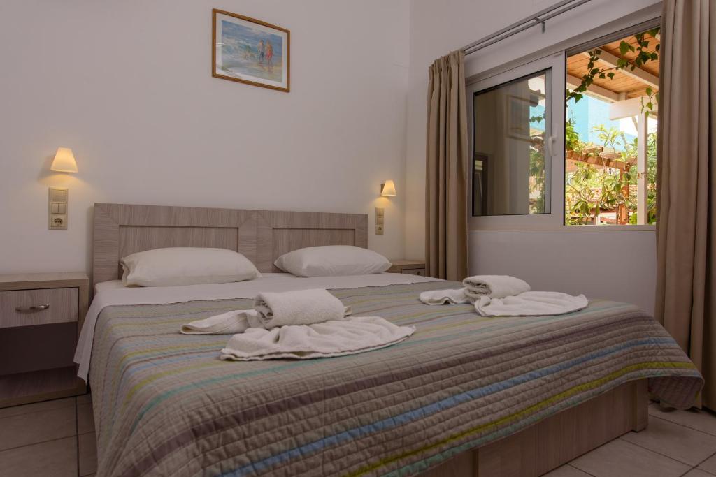 Ein Bett oder Betten in einem Zimmer der Unterkunft Nikos Hotel