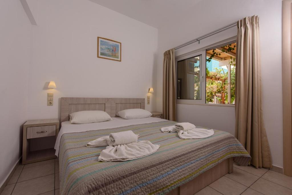 Ein Bett oder Betten in einem Zimmer der Unterkunft Nikos Hotel