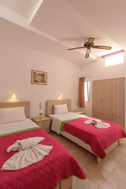 Ein Bett oder Betten in einem Zimmer der Unterkunft Nikos Hotel