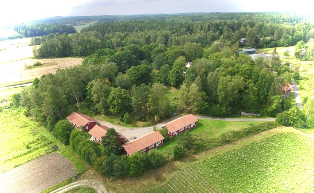 une vue aérienne sur une ferme avec un train dans l'établissement Kappelinrannan Asunnot, à Pargas