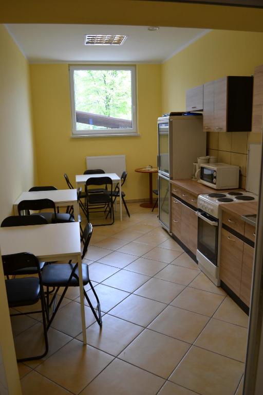 Kuchyň nebo kuchyňský kout v ubytování Hostel Mikołajczyka59
