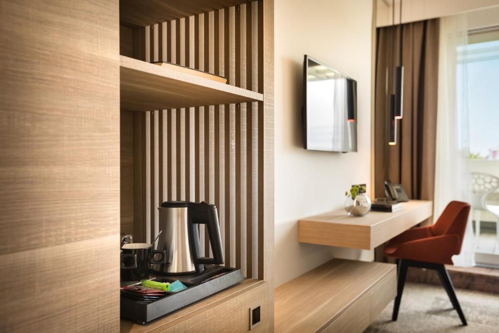 Принадлежности для чая и кофе в Eden Hotel by Maistra Collection