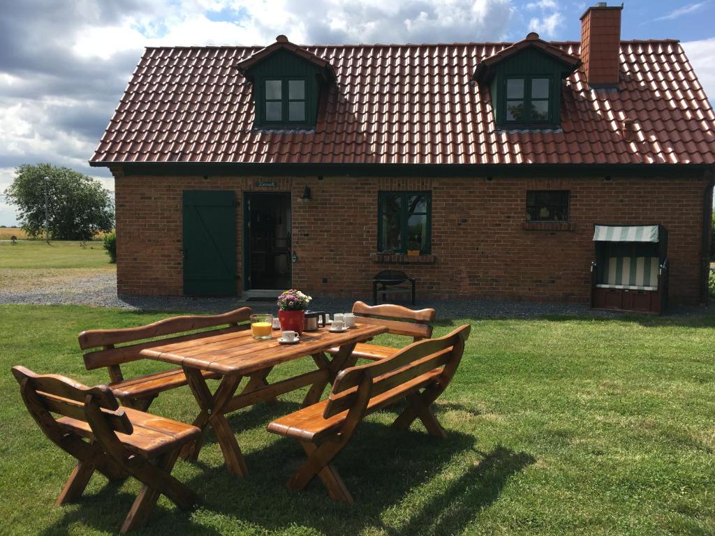 a picnic table in front of a brick house at Ferienwohnungen Dargatz in Lüßvitz