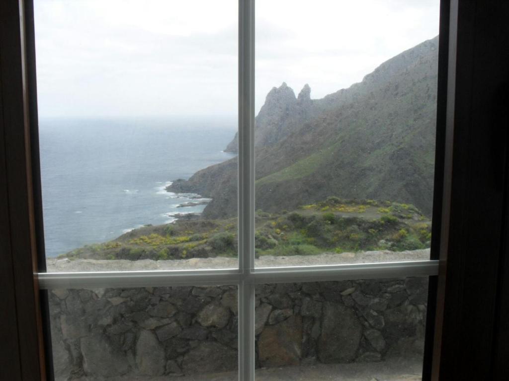 a view of the ocean from a window at Casa Rural Arguamul in Vallehermoso