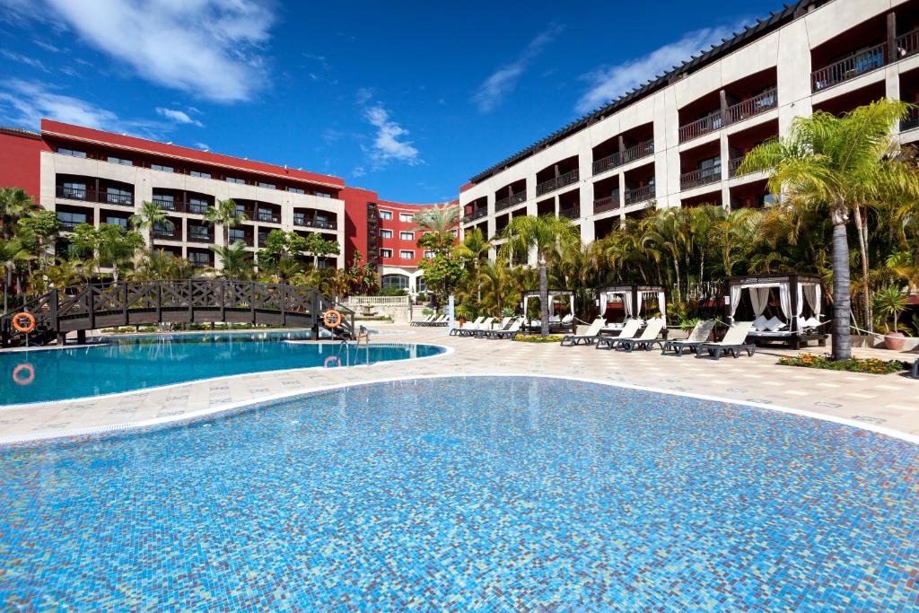 una grande piscina di fronte a un edificio di Barceló Marbella a Marbella
