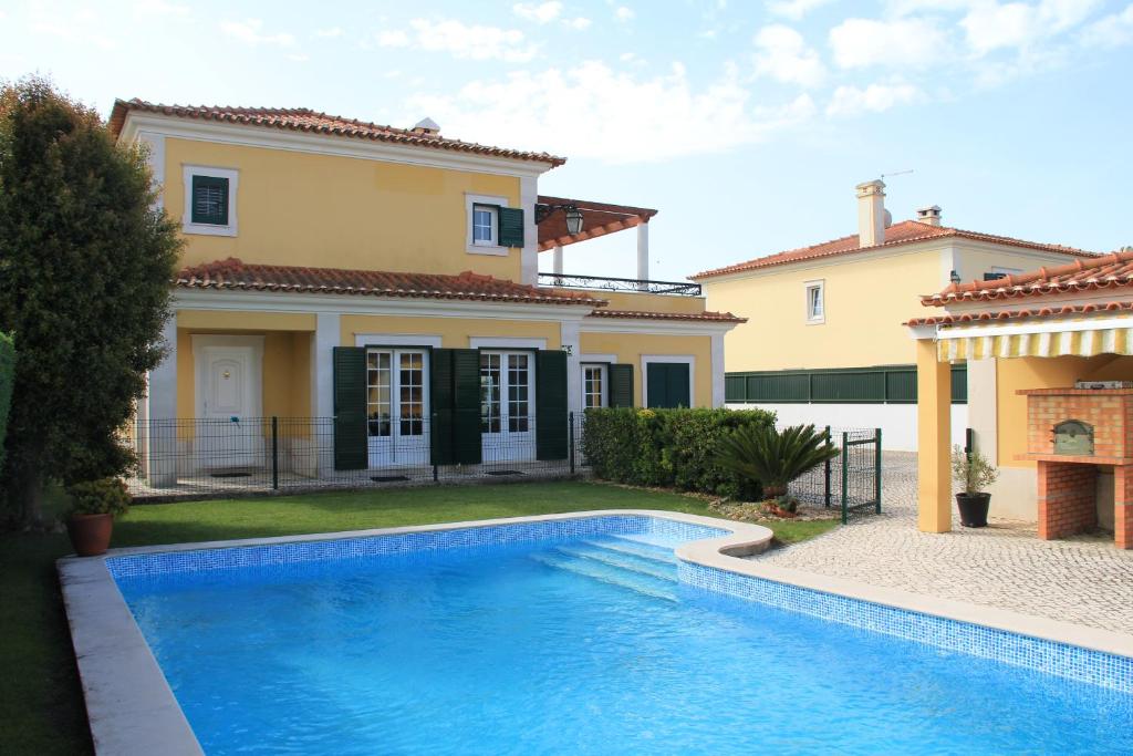 basen przed domem w obiekcie Spacious Villa in Azeitão (with private pool) w mieście Azeitão