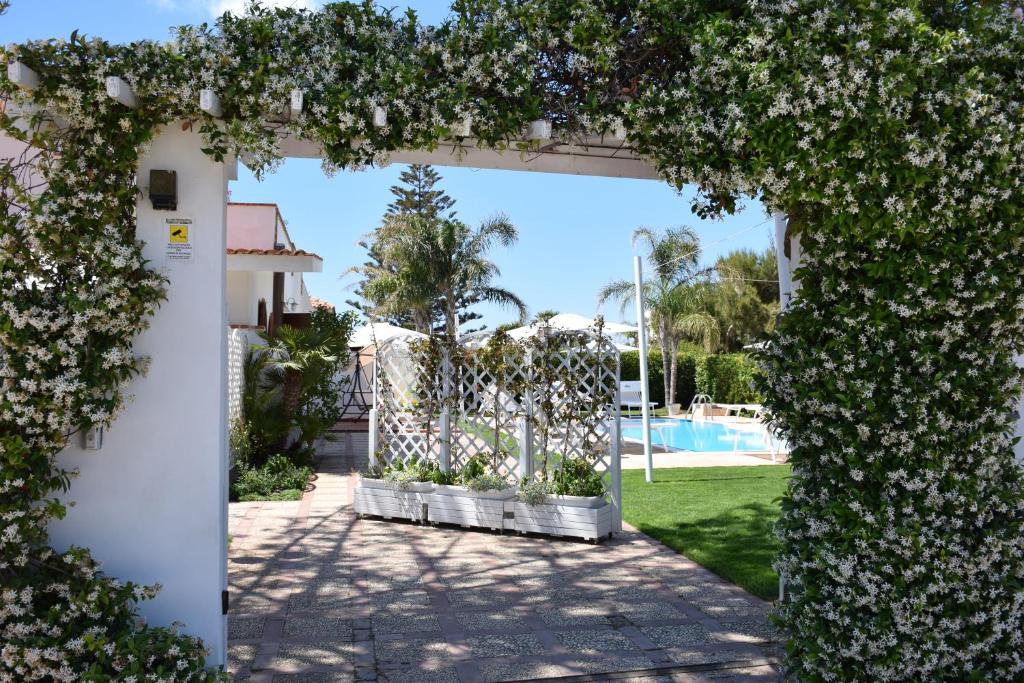 an archway leading into a yard with a pool at Villa Blanche Dimora Di Charme in Marsala