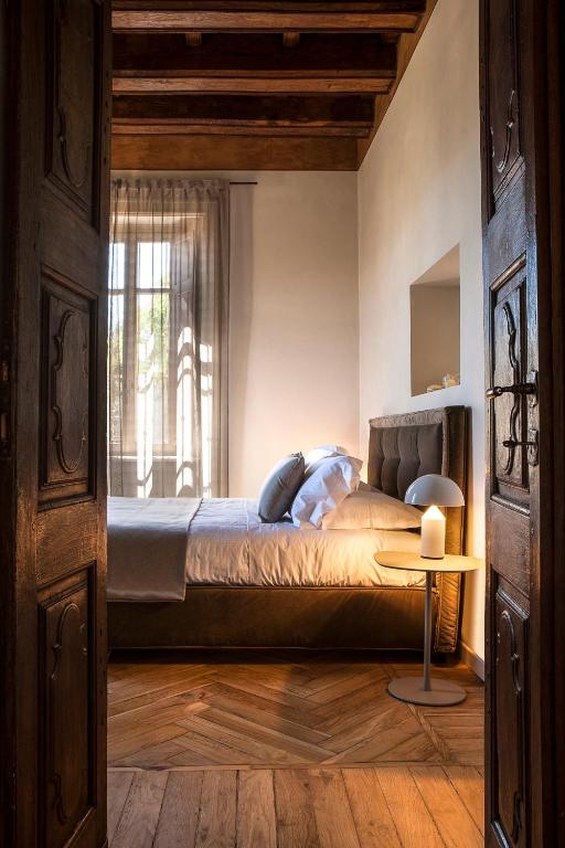 Postel nebo postele na pokoji v ubytování Relais Villa del Borgo