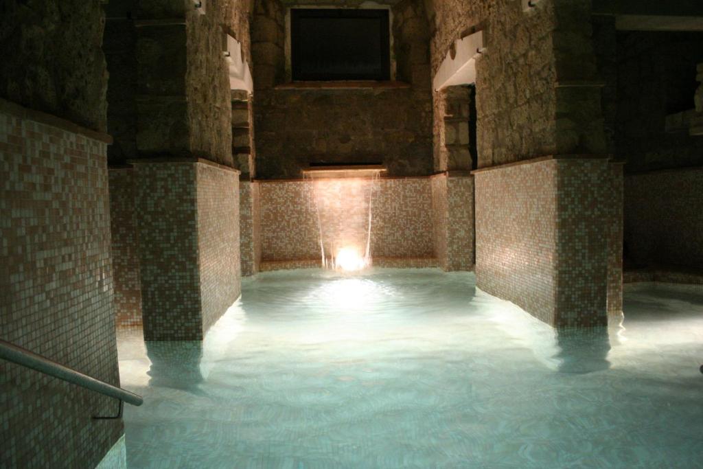 Habitación con piscina de agua en un edificio en Hotel Relais Valle Orientina, en Pitigliano