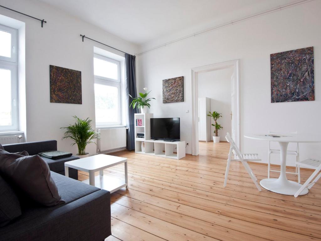 ein Wohnzimmer mit einem Sofa und einem Tisch in der Unterkunft City-Apartments Graz in Graz
