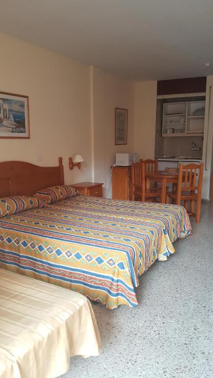 Posteľ alebo postele v izbe v ubytovaní Apartamentos Girasol II