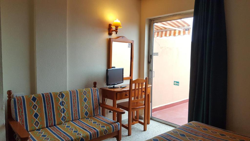 Televízia a/alebo spoločenská miestnosť v ubytovaní Apartamentos Girasol II
