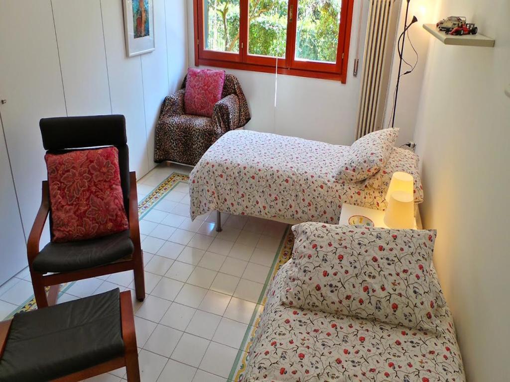 uma sala de estar com um sofá e uma cadeira em Baisi Flexyrent em Rapallo
