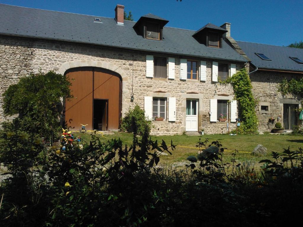 Saint-Gervais-dʼAuvergneにあるMouly, een hemeltje op aardeの茶色の大きな石造りの家