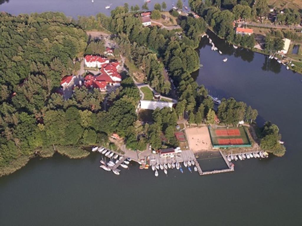 z powietrza widok na wyspę w jeziorze w obiekcie Ośrodek Szkoleniowo - Wypoczynkowy Guzianka w mieście Ruciane-Nida