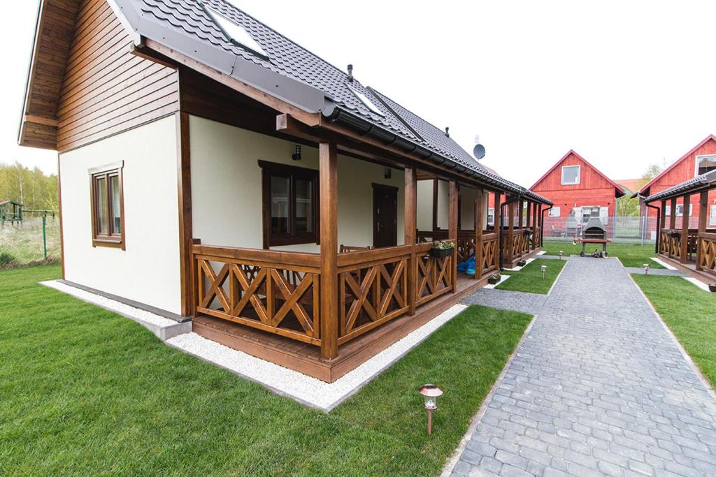 a building with wooden panels on the side of it at Domki na Pieknej in Niechorze