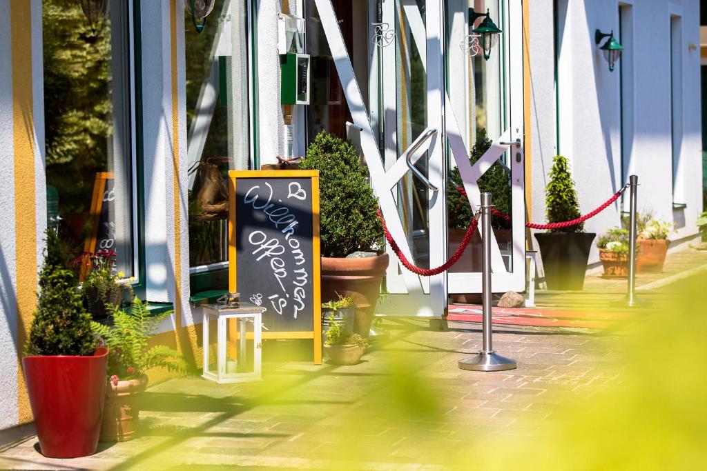 uma rua com vasos de plantas ao lado de um edifício em Hotel Garni Pölzl em Deutschlandsberg