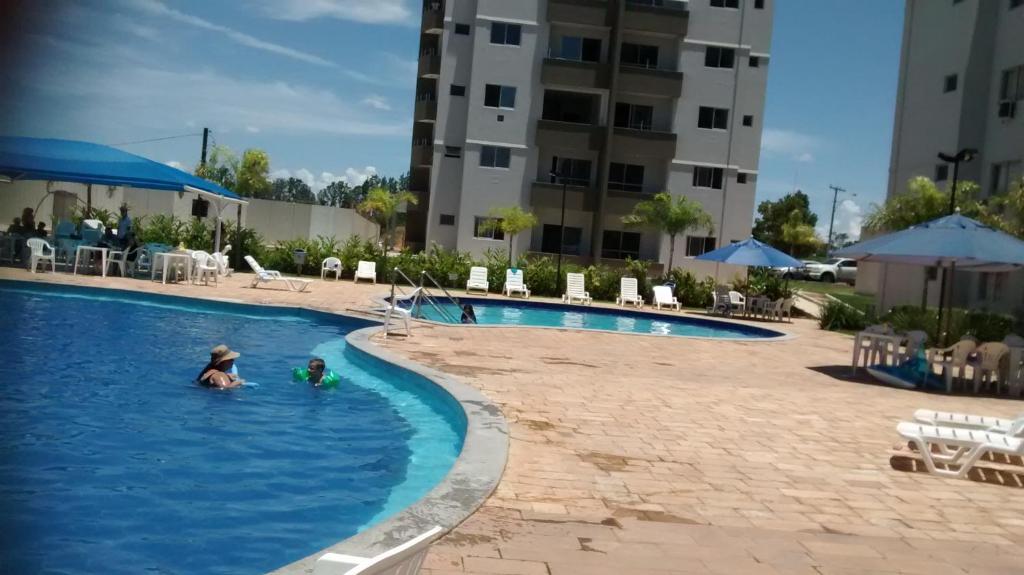 Bazén v ubytovaní Flat em Caldas Novas alebo v jeho blízkosti