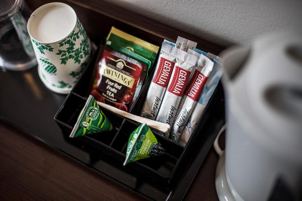 Příslušenství pro přípravu čaje a kávy v ubytování Best Western Hotel Solna