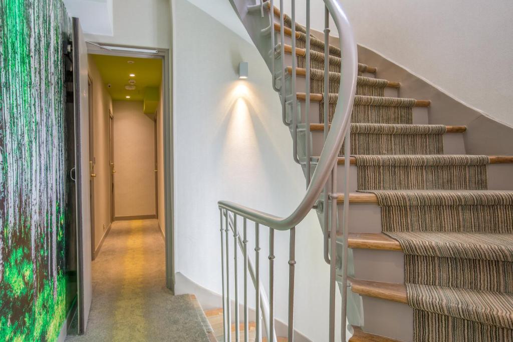 Prince Albert Wagram - Resim 14