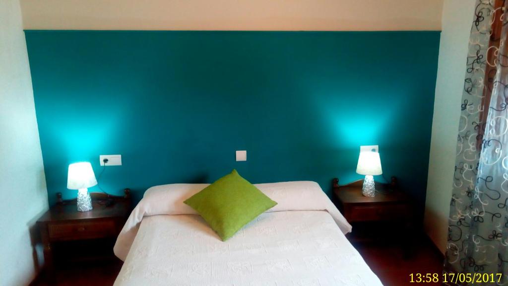 Tempat tidur dalam kamar di Hostal de la Villa Molinos