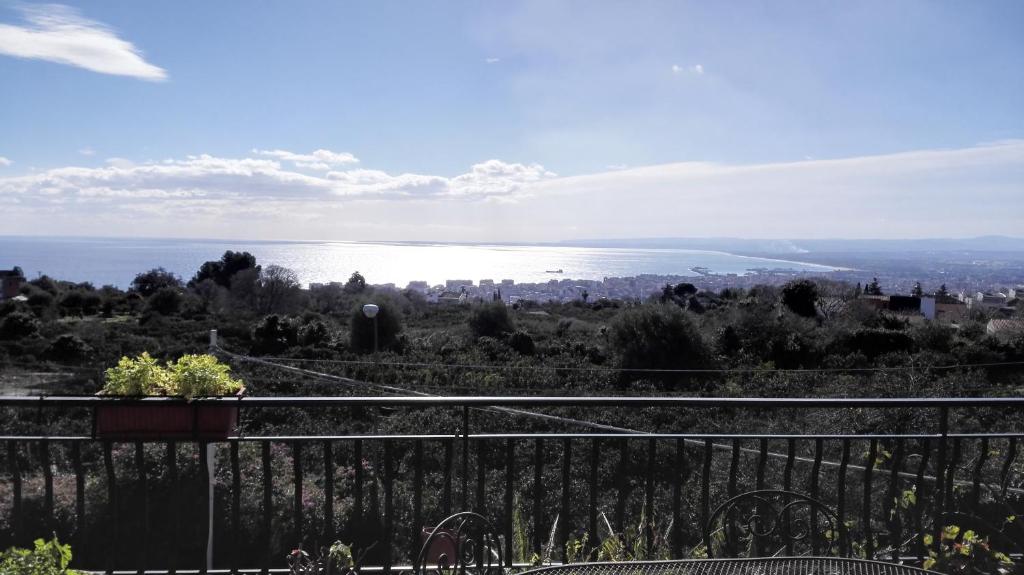 een uitzicht op de oceaan vanaf een hek bij Lucrezia Garden Catania in San Gregorio di Catania