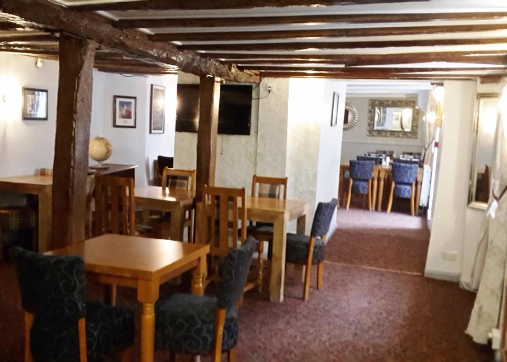 TV a/nebo společenská místnost v ubytování Old George Hotel