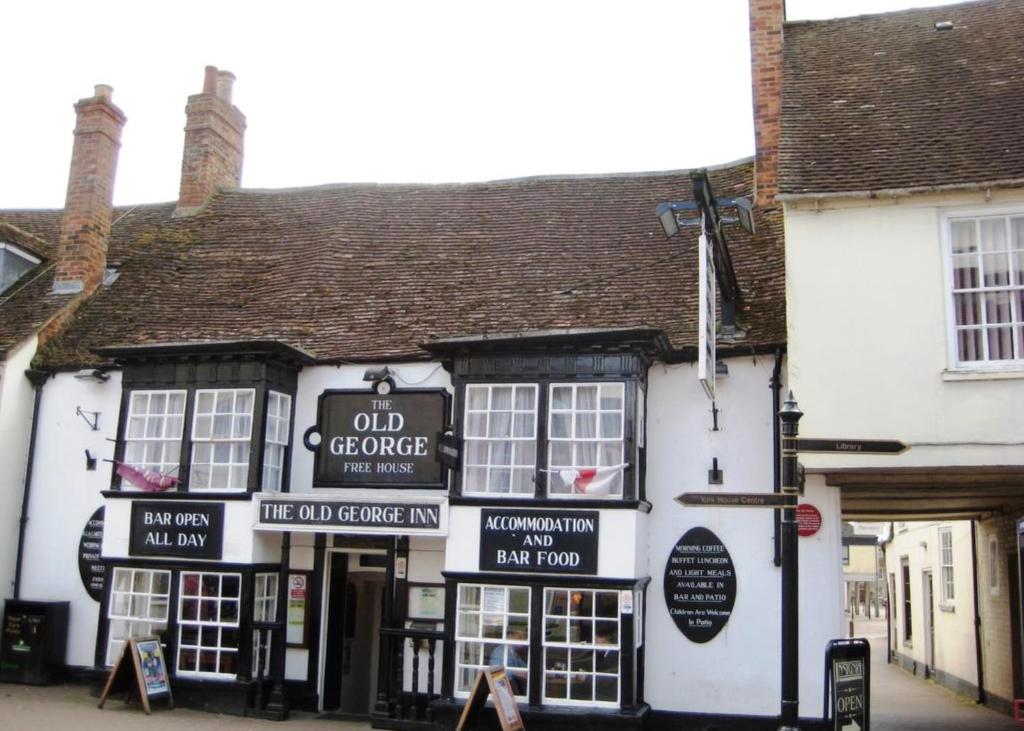 una vieja tienda en la esquina de una calle en Old George Hotel, en Milton Keynes