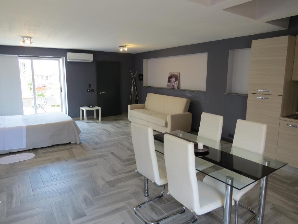 A seating area at Sicily Etna House