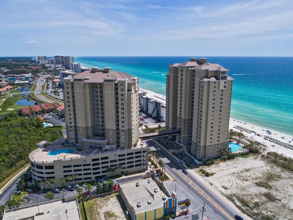 eine Luftansicht von zwei hohen Gebäuden neben dem Meer in der Unterkunft Grand Panama Beach Resort by Panhandle Getaways in Panama City Beach