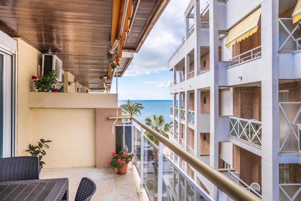 um apartamento varanda com vista para o oceano em Apartamento en Salou em Salou