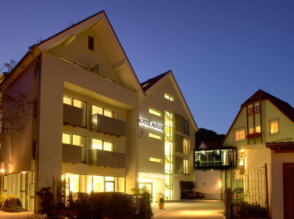 um grande edifício com luzes acesas à noite em Hotel Adler em Nagold
