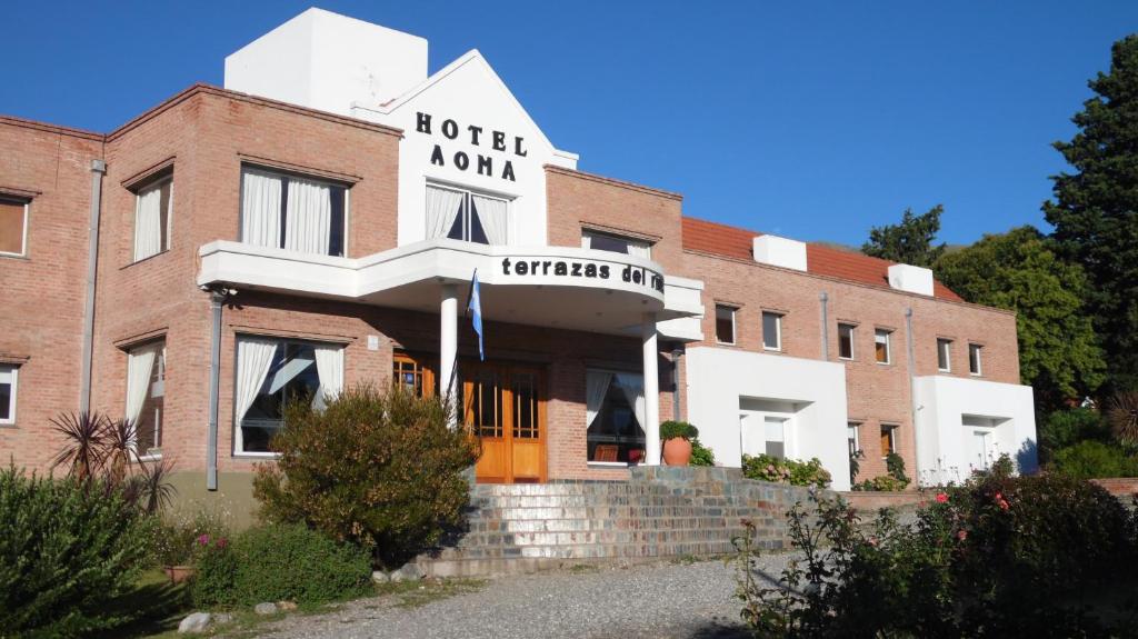 un edificio con un cartel de hotel naonia en él en Hotel Terrazas del Rincon en Merlo