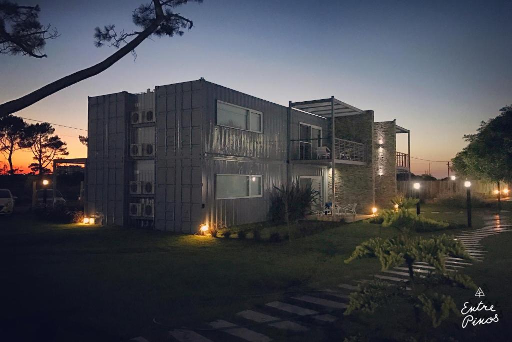 uma casa à noite com luzes à frente em Entre Pinos Eco Box Apart em Punta del Este