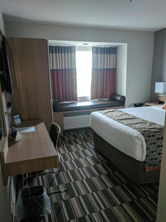 Microtel Inn & Suites by Wyndham Clarion - Queen Room - No Fumar