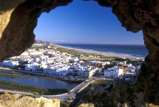 una vista de una ciudad desde un agujero en una roca en Hospederia Doña Lola Zahara, en Zahara de los Atunes