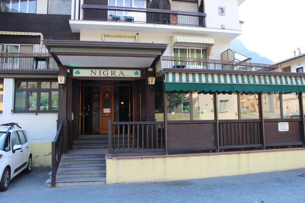 モンジョヴェにあるPub Hotel Ristorante Nigraの涅槃付き建物