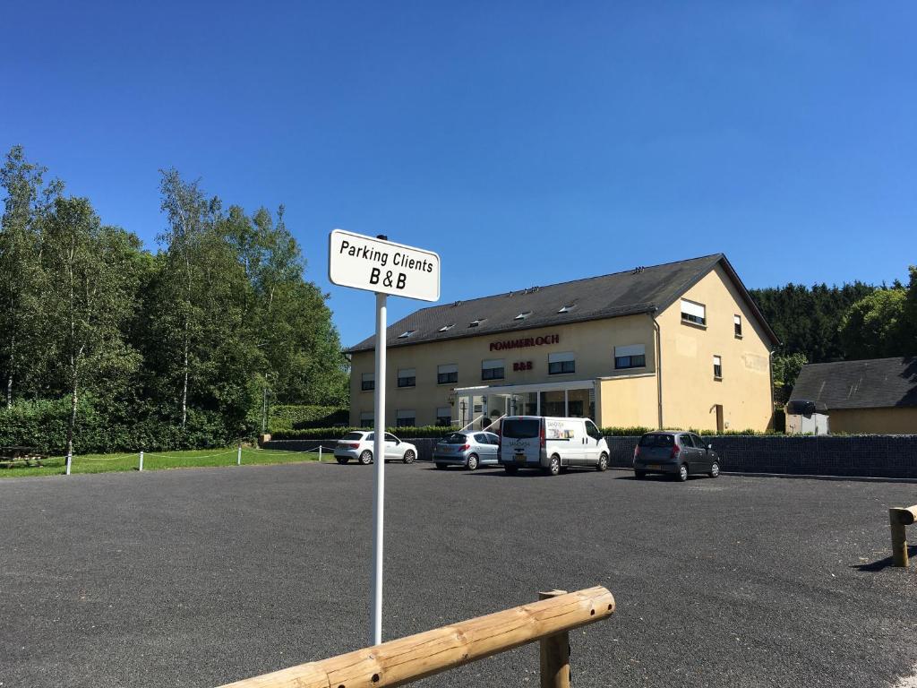 una señal de estacionamiento frente a un garaje en B&B Pommerloch en Pommerloch