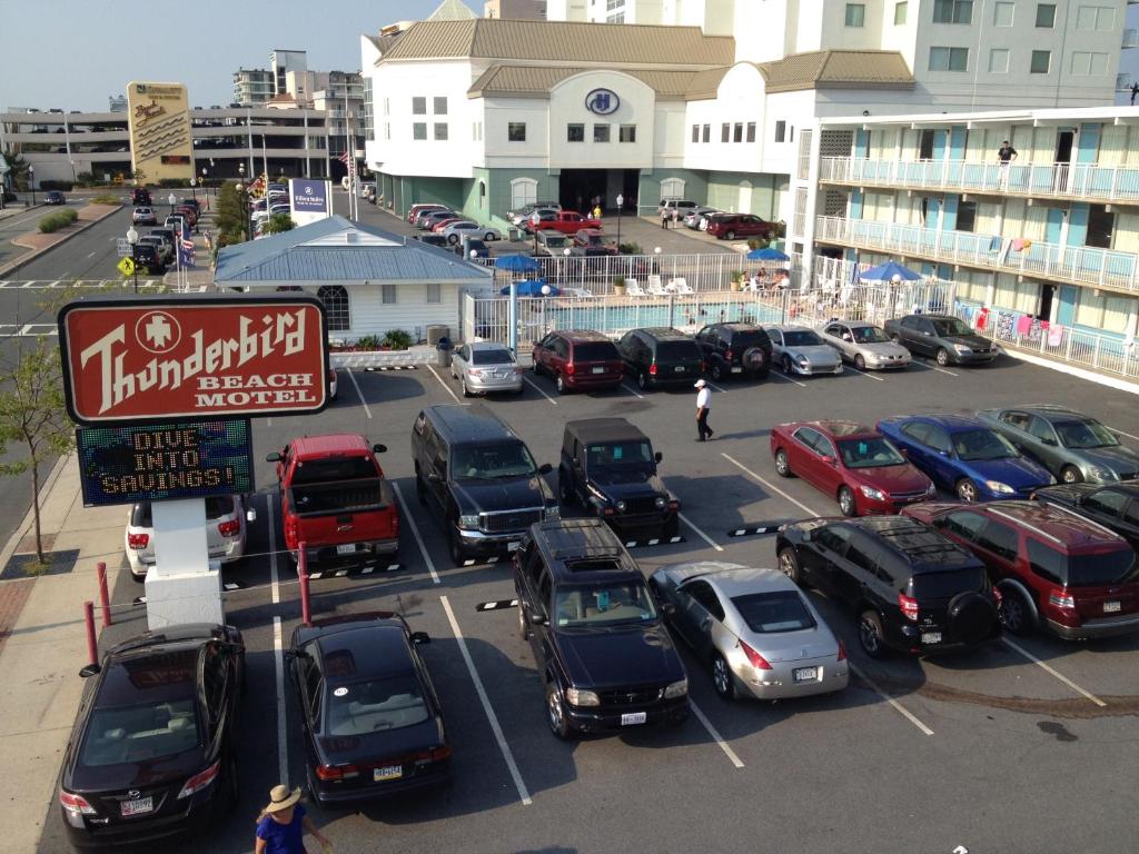 un estacionamiento con muchos autos estacionados en Thunderbird Beach Motel, en Ocean City