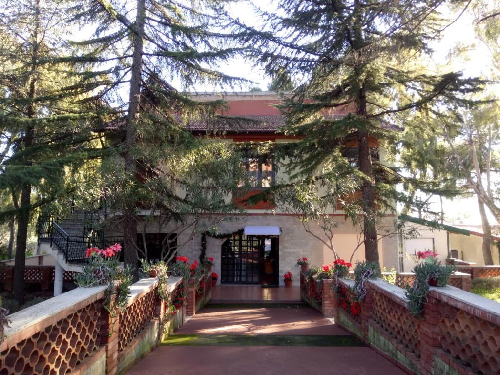 una casa con una puerta y flores delante de ella en Villa Morgante B&B, en Pedara