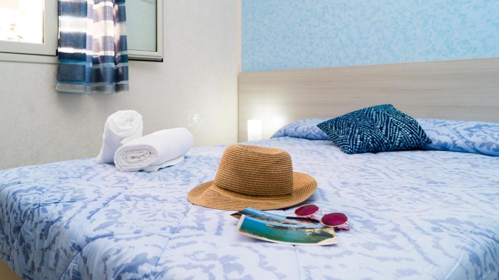 a hat sitting on top of a bed at B&B Alta Marea Pozzallo in Pozzallo