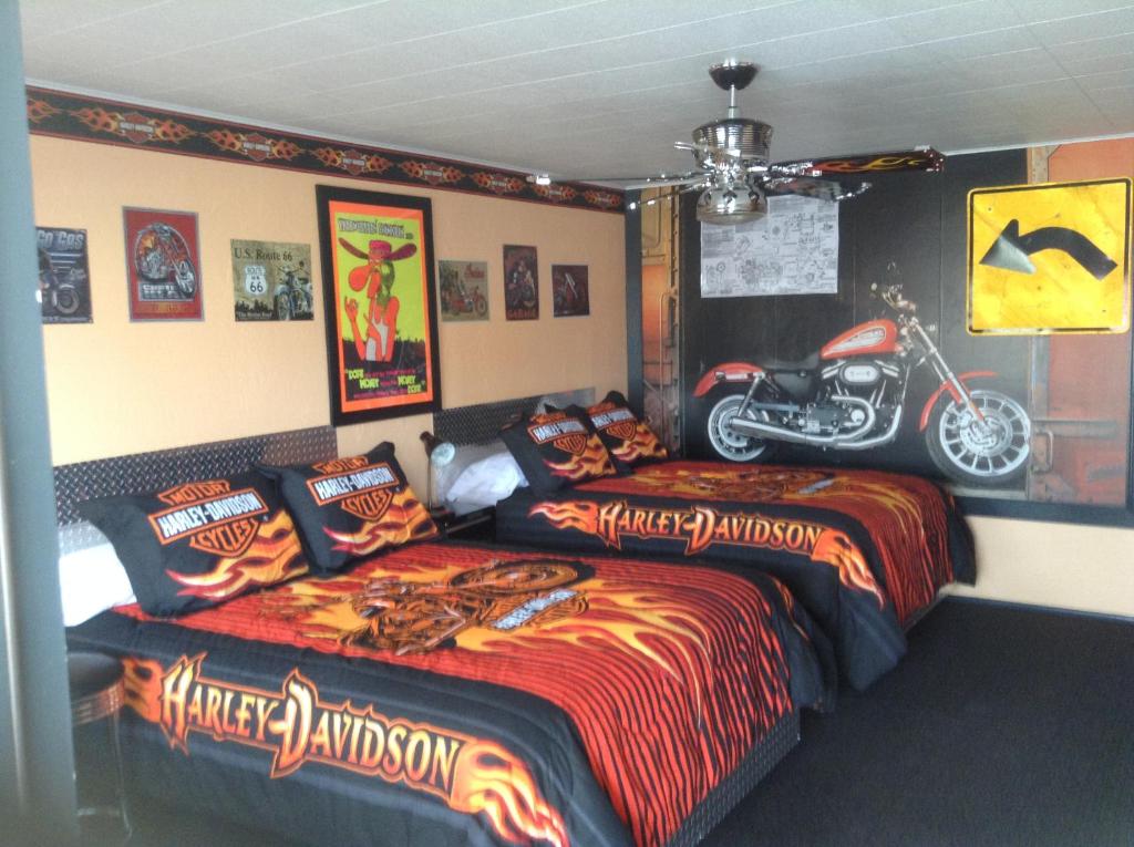2 camas en un dormitorio con una motocicleta en la pared en Galaxy of Hatch Between Bryce & Zion, en Hatch