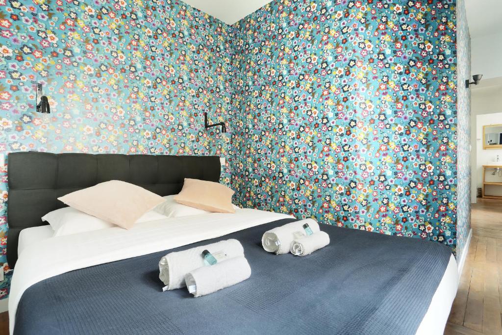 パリにあるRent a Room - Residence Meslayのベッドルーム1室(ベッド1台、タオル2枚付)